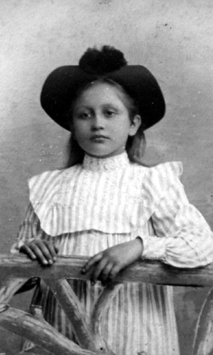 Cytowiany. Michał-Kwiryn z żoną i córką przed swoją apteką, ok. 1905 r.